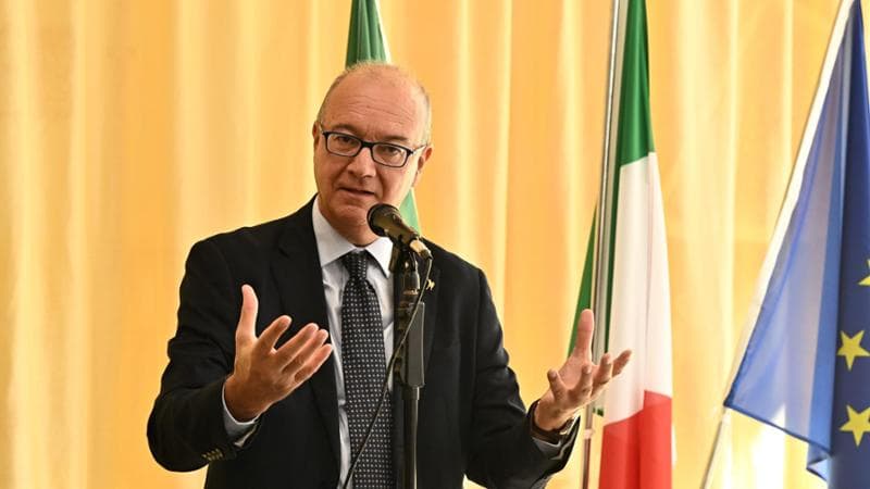 Valditara: “Norma sul tetto agli stranieri a scuola sarà decreto legge”. Cei: no quote studenti